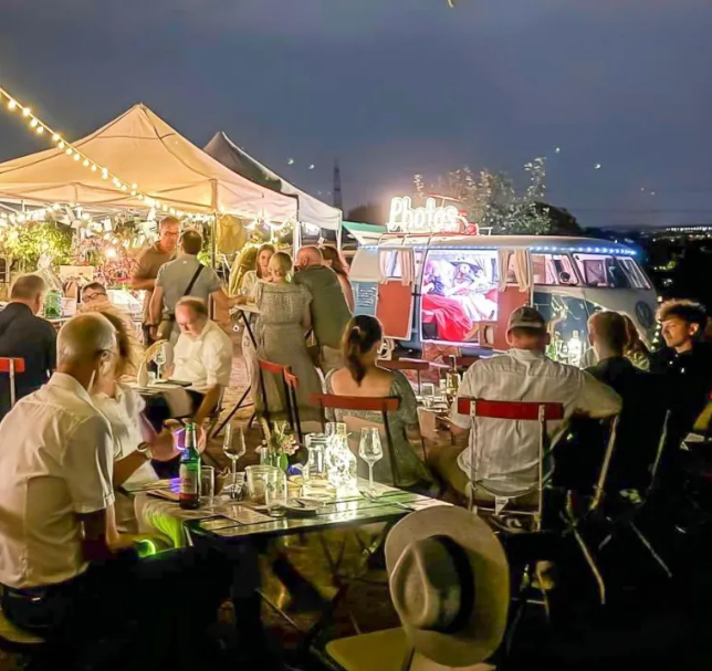 Gastgarten bei Nacht